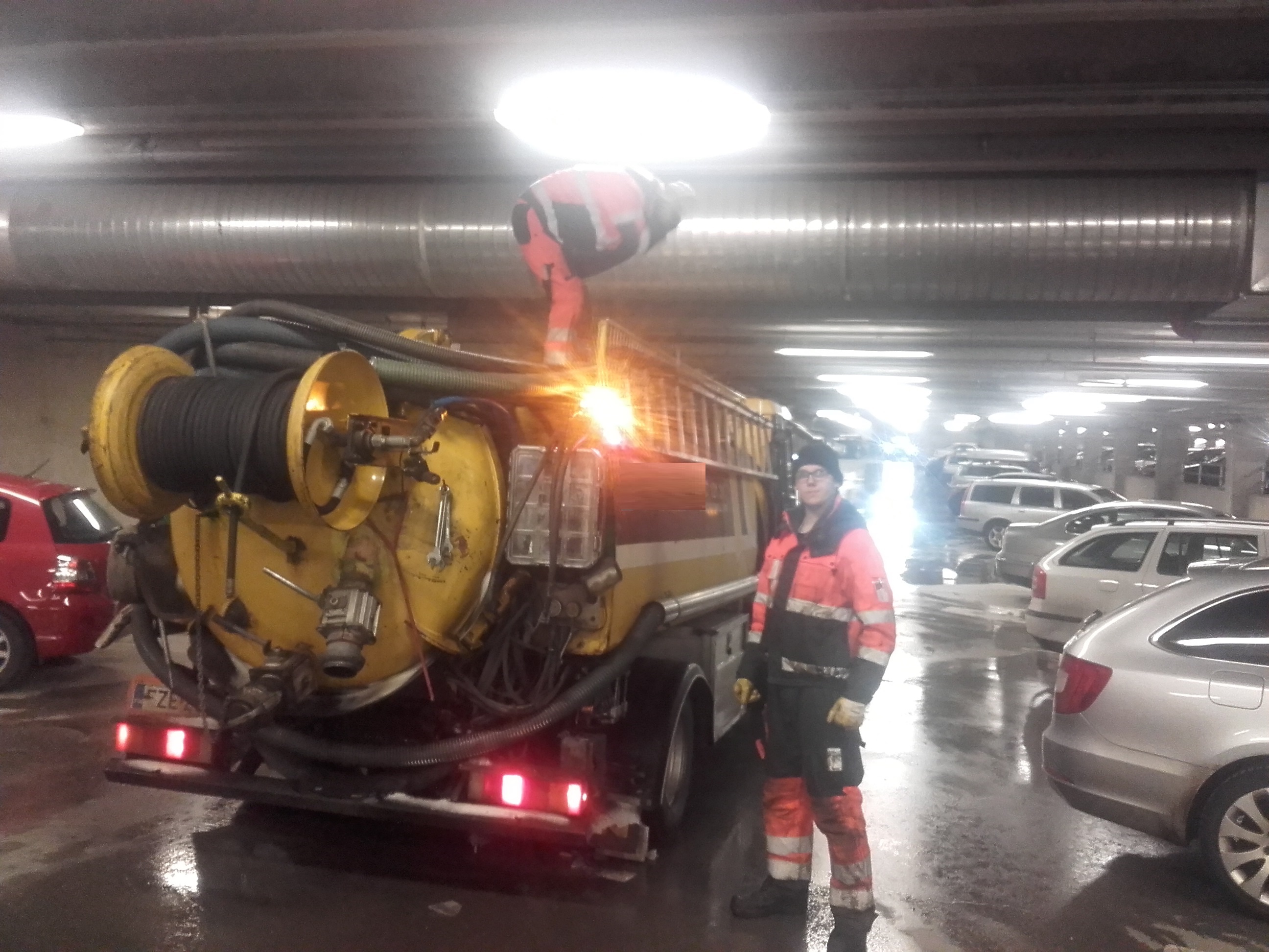 Parkkihallin kaivojen pesu